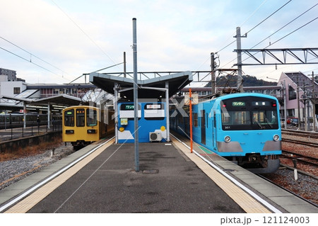 近江鉄道・彦根駅のホームに停車する電車 121124003