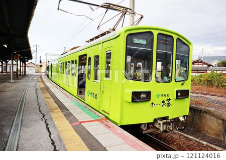 近江鉄道・高宮駅に停車する多賀線の電車 121124016