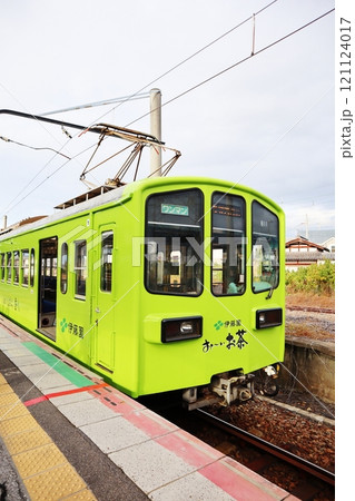 近江鉄道・高宮駅に停車する多賀線の電車 近江鉄道・高宮駅に停車する多賀線の電車 121124017