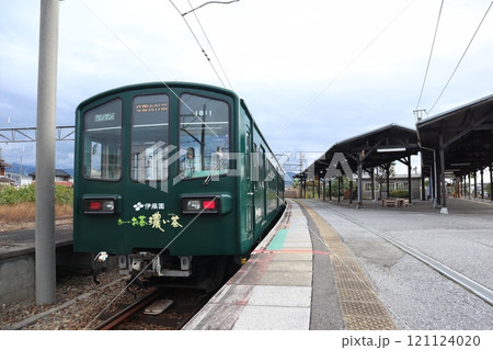 近江鉄道・高宮駅に停車する多賀線の電車 121124020