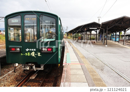 近江鉄道・高宮駅に停車する多賀線の電車 近江鉄道・高宮駅に停車する多賀線の電車 121124021