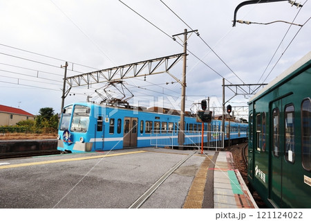 近江鉄道・高宮駅に入線する電車 121124022