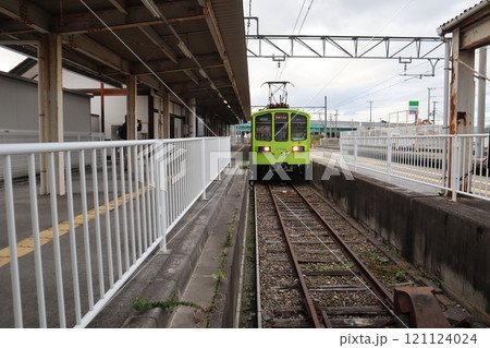近江鉄道・多賀大社前駅に停車する電車 121124024