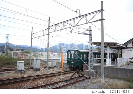 近江鉄道・多賀大社前駅に停車する電車 近江鉄道・多賀大社前駅に停車する電車 121124028