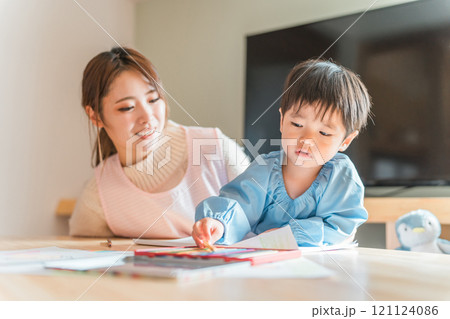 お絵描きする保育園・幼稚園・託児所・保育所で働く保育士・保母さん・ベビーシッター 121124086