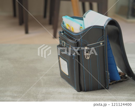 蓋を開けたランドセル（カーペットの上） 121124400