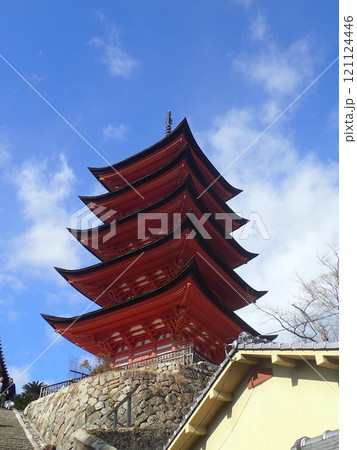 広島県廿日市市の厳島、宮島にある神社で海上に浮かぶ朱塗の大鳥居と社殿の厳島神社とも表記される嚴島神社 121124446