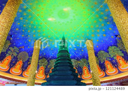 バンコクのワット・パークナム・パーシーチャルーン 121124489