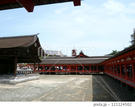 広島県廿日市市の厳島、宮島にある神社で海上に浮かぶ朱塗の大鳥居と社殿の厳島神社とも表記される嚴島神社 121124502