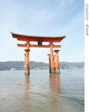 広島県廿日市市の厳島、宮島にある神社で海上に浮かぶ朱塗の大鳥居と社殿の厳島神社とも表記される嚴島神社 121124522