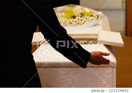 案内をするセレモニーレディー 121124652