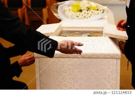 案内をするセレモニーレディー 案内をするセレモニーレディー 121124653