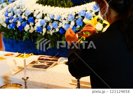 開式の準備をするセレモニーレディー 開式の準備をするセレモニーレディー 121124658