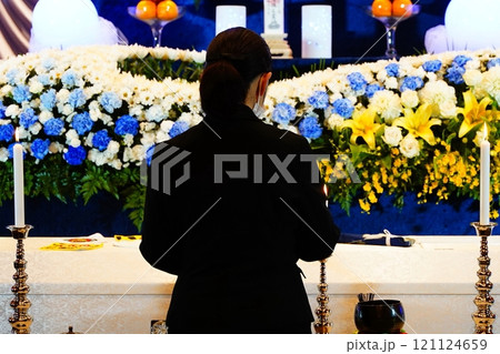 開式の準備をするセレモニーレディー 開式の準備をするセレモニーレディー 121124659