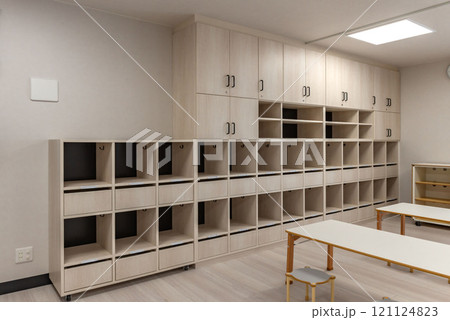 木製の作り付け収納家具 121124823