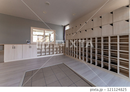 木製の作り付け収納家具 121124825