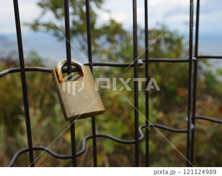フェンスにかけられた南京錠の鍵 愛媛県の具定展望台 フェンスにかけられた南京錠の鍵 愛媛県の具定展望台 121124989