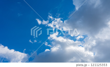 青空に流れる白い雲 121125353