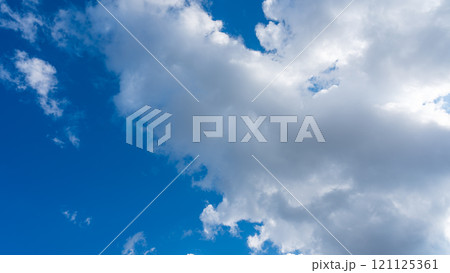 青空に流れる白い雲 121125361