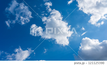 青空に流れる白い雲 121125390