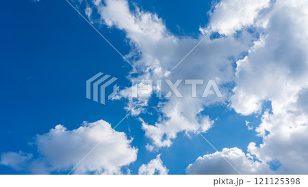 青空に流れる白い雲 121125398