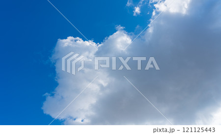 青空に流れる白い雲 121125443