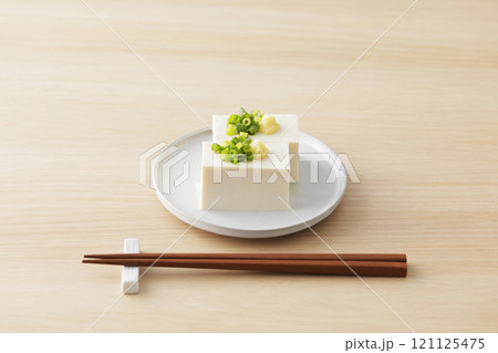 小葱と生姜を乗せた絹豆腐の冷奴 121125475