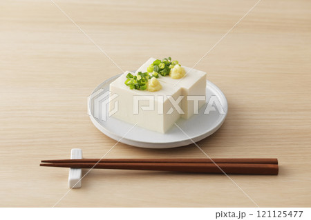 小葱と生姜を乗せた絹豆腐の冷奴 121125477