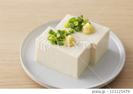 小葱と生姜を乗せた絹豆腐の冷奴 小葱と生姜を乗せた絹豆腐の冷奴 121125479