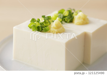 小葱と生姜を乗せた絹豆腐の冷奴 小葱と生姜を乗せた絹豆腐の冷奴 121125490