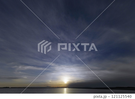 多様な雲が空一面に広がった夕方の空と港・春・超広角・空主体・240307pm 多様な雲が空一面に広がった夕方の空と港・春・超広角・空主体・240307pm 121125540