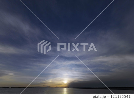 多様な雲が空一面に広がった夕方の空と港・春・超広角・空主体・240307pm 121125541