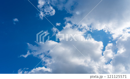 青空に流れる白い雲 121125571