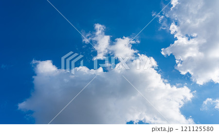 青空に流れる白い雲 青空に流れる白い雲 121125580