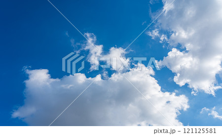 青空に流れる白い雲 青空に流れる白い雲 121125581