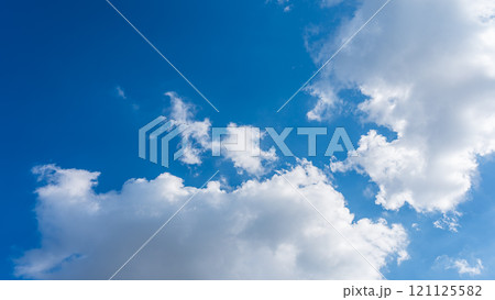 青空に流れる白い雲 121125582