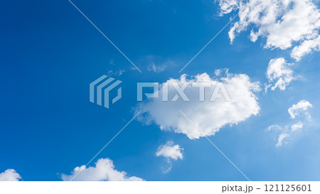 青空に流れる白い雲 121125601