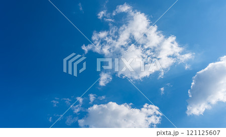 青空に流れる白い雲 121125607