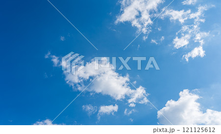 青空に流れる白い雲 121125612