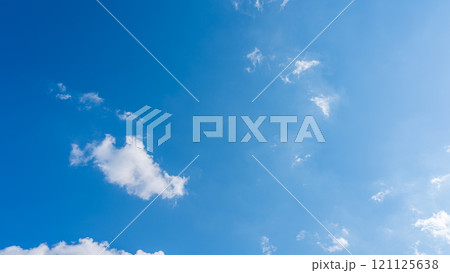 青空に流れる白い雲 121125638