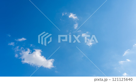 青空に流れる白い雲 121125640
