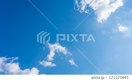 青空に流れる白い雲 青空に流れる白い雲 121125645
