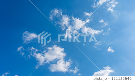 青空に流れる白い雲 121125646