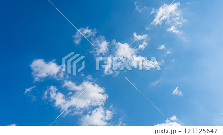 青空に流れる白い雲 121125647
