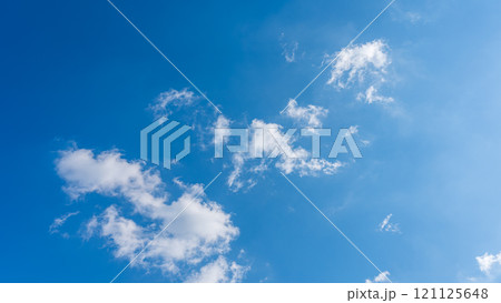 青空に流れる白い雲 121125648