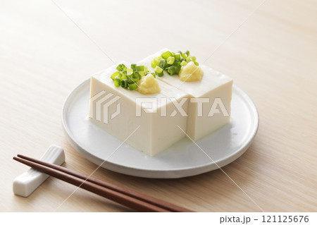 小葱と生姜を乗せた絹豆腐の冷奴 小葱と生姜を乗せた絹豆腐の冷奴 121125676