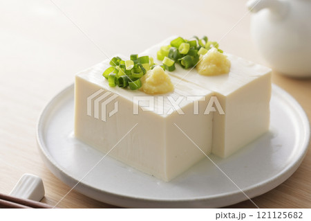 小葱と生姜を乗せた絹豆腐の冷奴 小葱と生姜を乗せた絹豆腐の冷奴 121125682