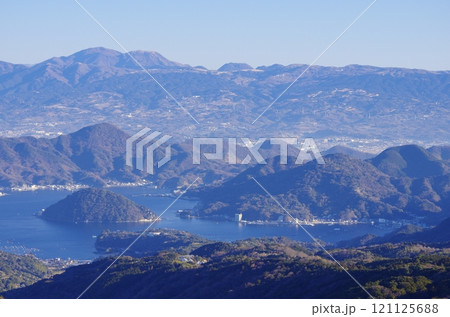 伊豆・だるま山高原から望む駿河湾と箱根山 121125688