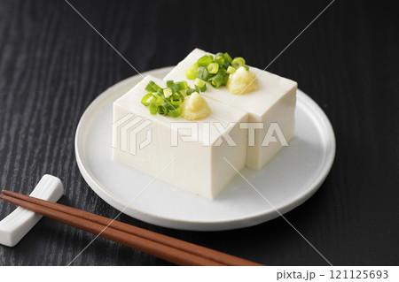 小葱と生姜を乗せた絹豆腐の冷奴 小葱と生姜を乗せた絹豆腐の冷奴 121125693