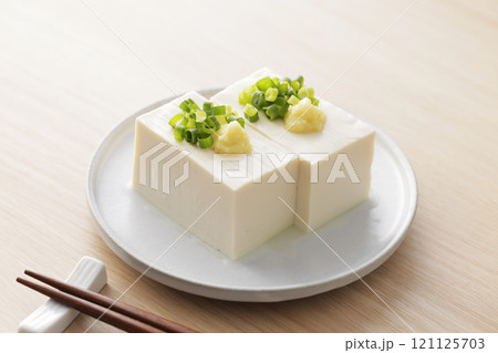 小葱と生姜を乗せた絹豆腐の冷奴 小葱と生姜を乗せた絹豆腐の冷奴 121125703